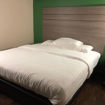 Travelers Inn And Suites Wharton Екстериор снимка