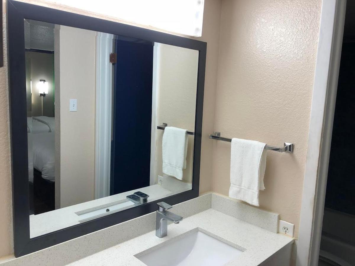 Travelers Inn And Suites Wharton Екстериор снимка