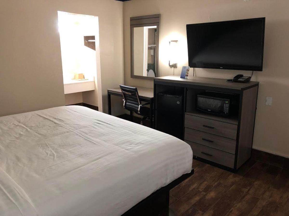 Travelers Inn And Suites Wharton Екстериор снимка